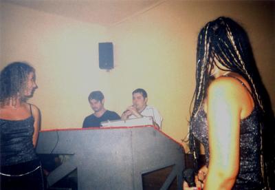 Vystoupení skupiny Bass Systém na diskotéce v Chotuticích