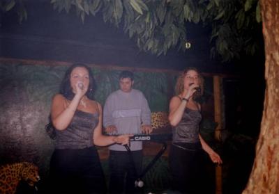 Vystoupení skupiny Bass Systém v disco Jungle v Praze